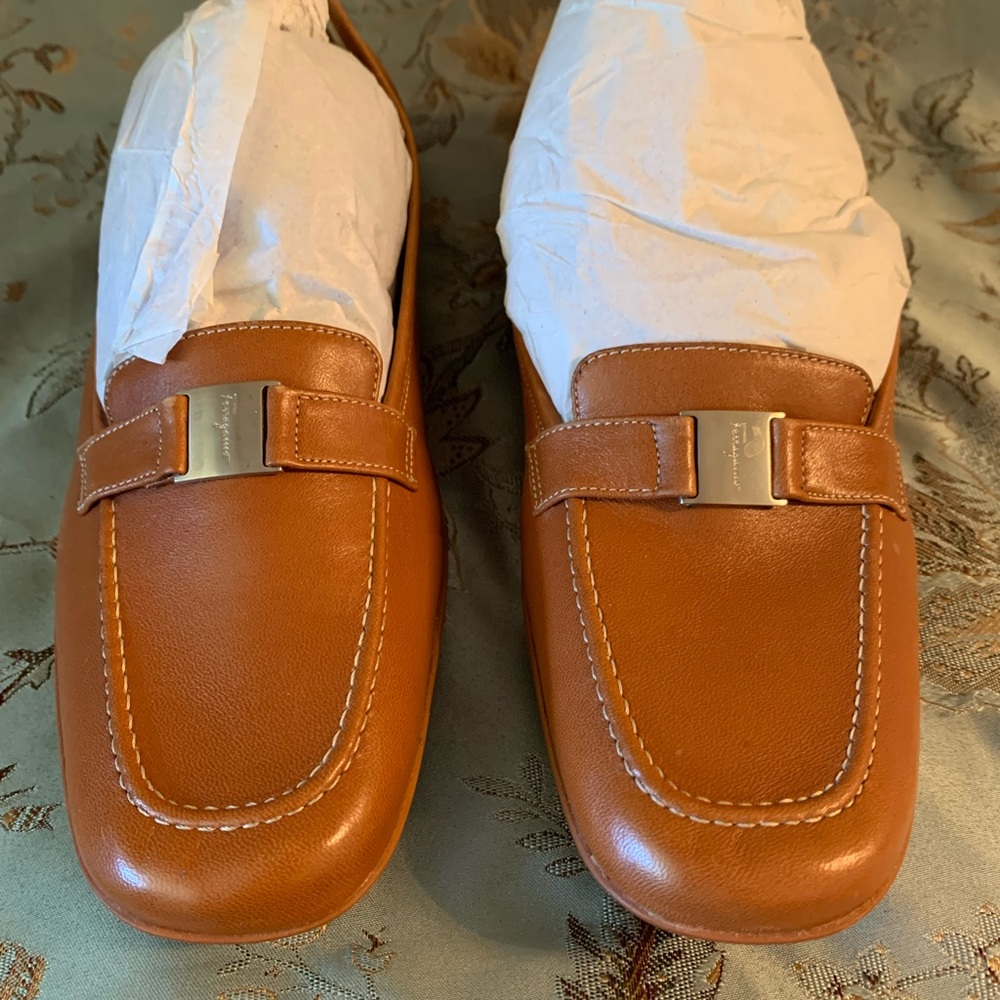Salvatore Fergarramo Tan Leather Loafers Metal Ornament Tag Size 7.5 B